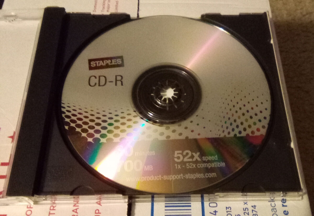 Staples CD R Blank Recordable 80 Min 700MB 52x W Clear Jewel Case 